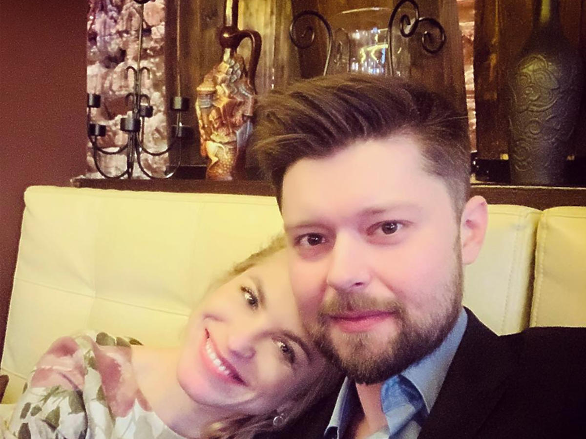 Remigiusz Mróz i Katarzyna Bonda przytulają się