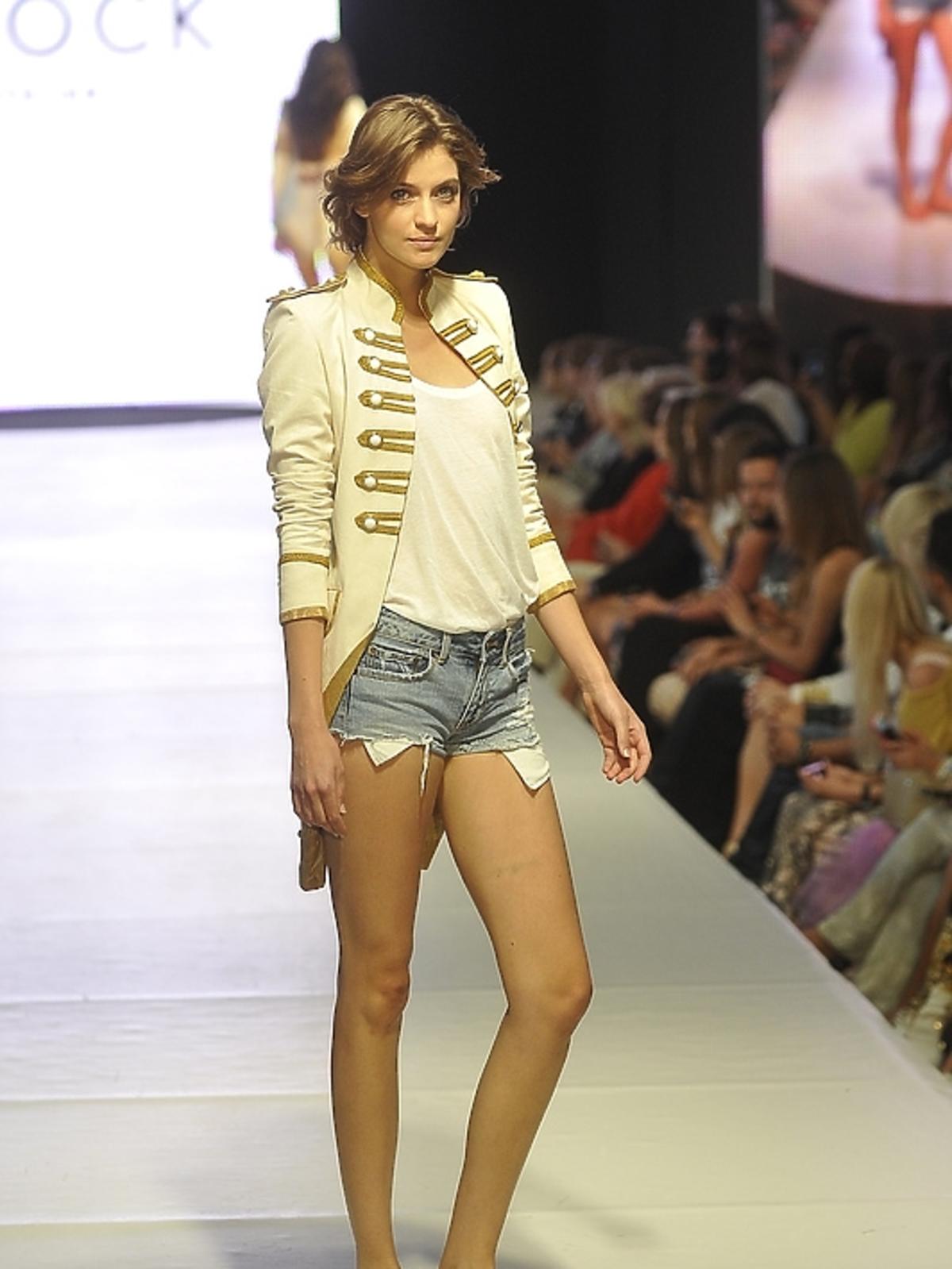 Renata Kaczoruk, dziewczyna Kuby Wojewódzkiego na wybiegu podczas Art & Fashion Festiwal w Sopocie