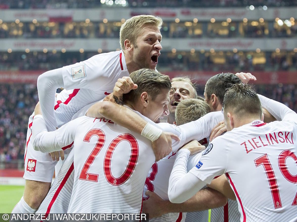 Reprezentacja Polski cieszy się ze zwycięstwa w meczu Polska-Dania