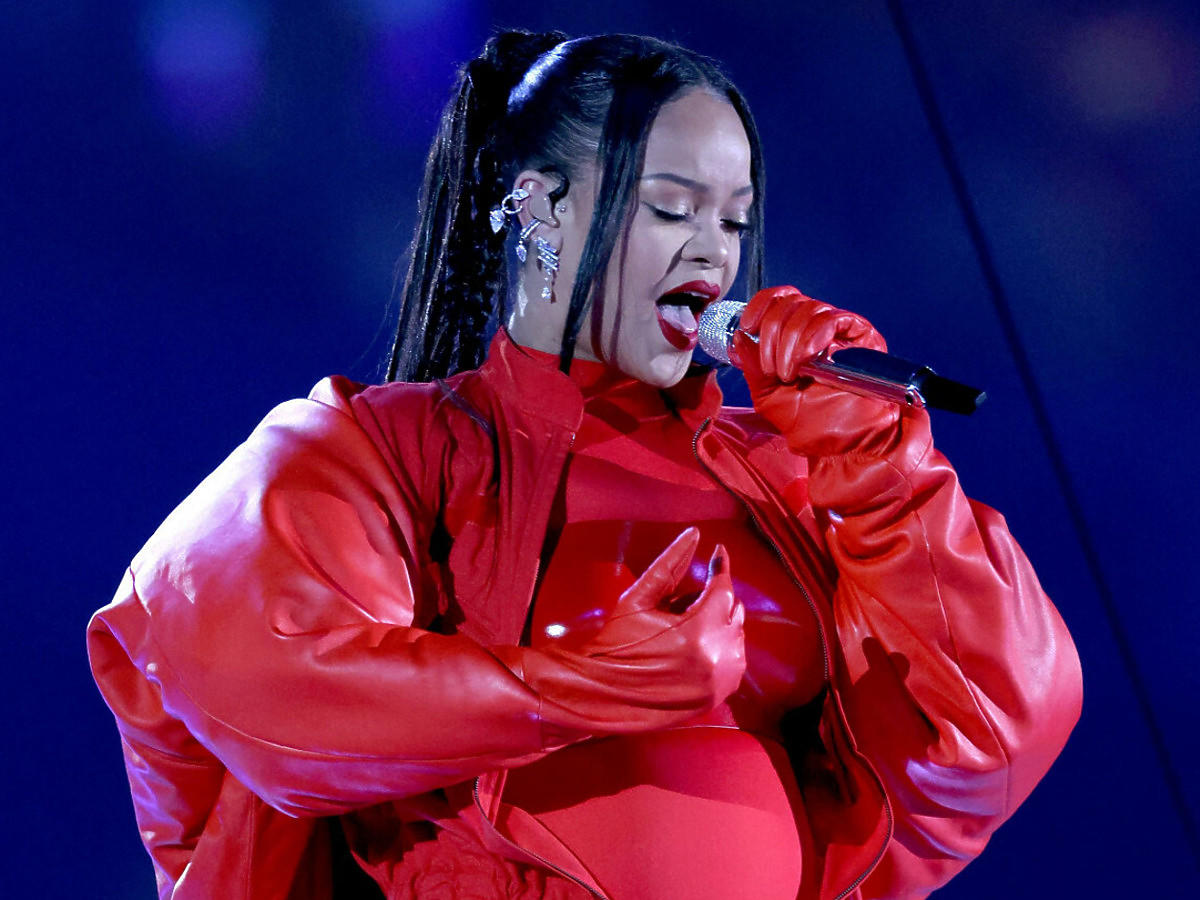 Rihanna jest w ciąży! Radosną nowinę ogłosiła na Super Bowl 2023
