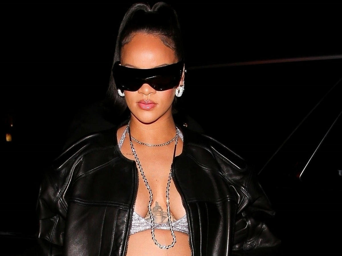 Rihanna szokuje w skąpym staniku i kusej mini! Tak dużo jeszcze nie odsłoniła