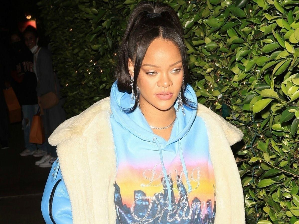 Rihanna w bluzie i krótkiej mini 