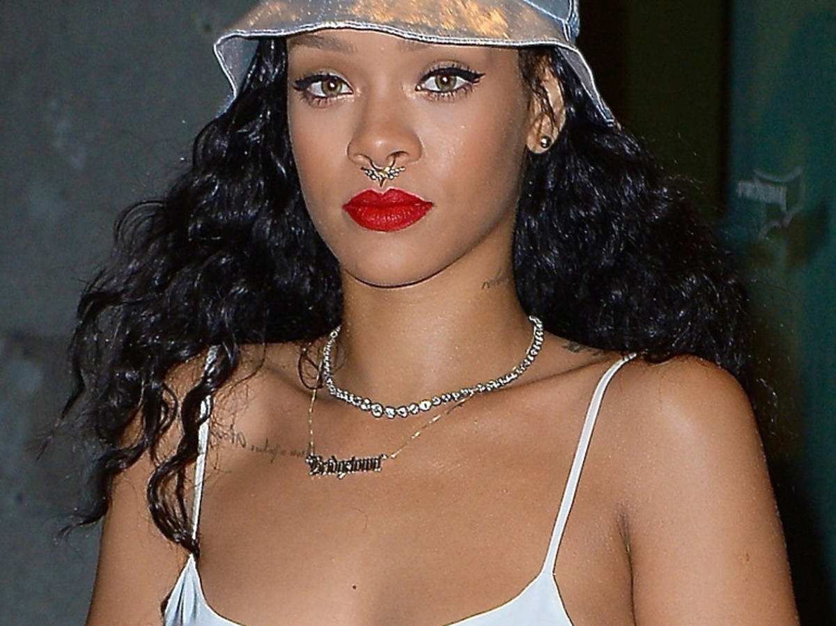 Rihanna w Bucket hat