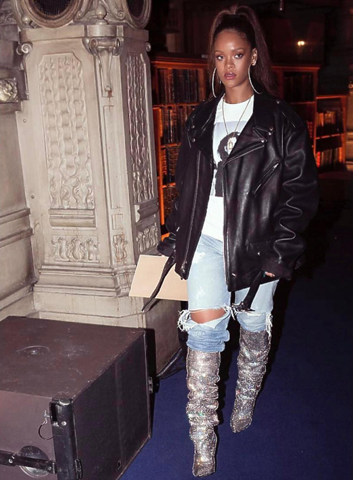 Rihanna w cekinowych kozakach Saint Laurent