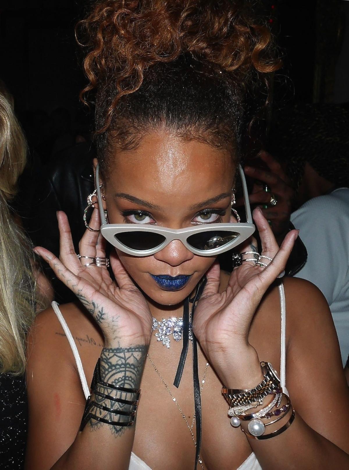 Rihanna w ciemnych okularach i z granatowymi ustami