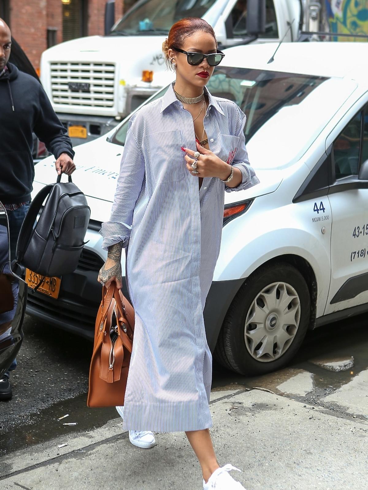 Rihanna w koszulowej długiej sukience i sportowych butach