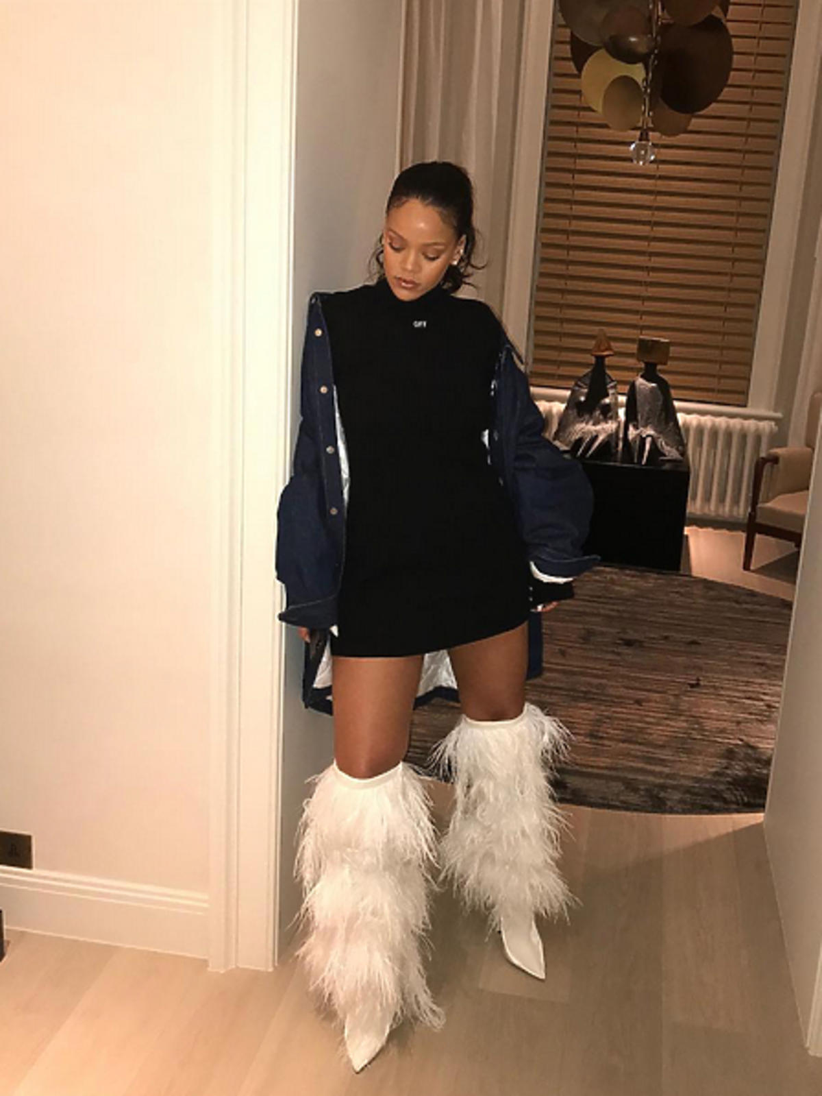 Rihanna w kozakach Yeti od Saint Laurent