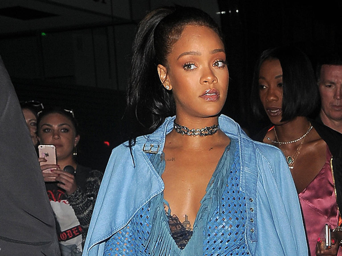Rihanna w niebieskim dżinsowym płaszczu