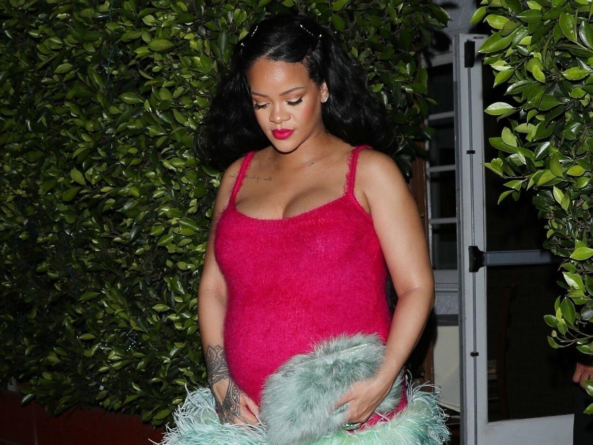 Rihanna w sukience z piórami