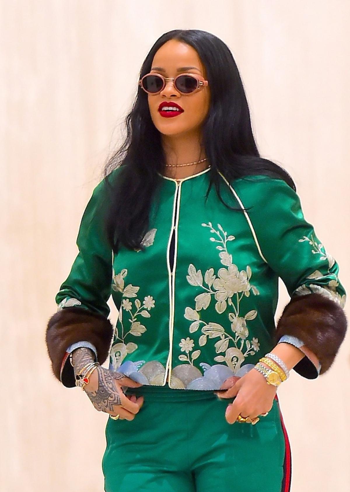 Rihanna w zielonym kombinezonie w haftowane kwiaty