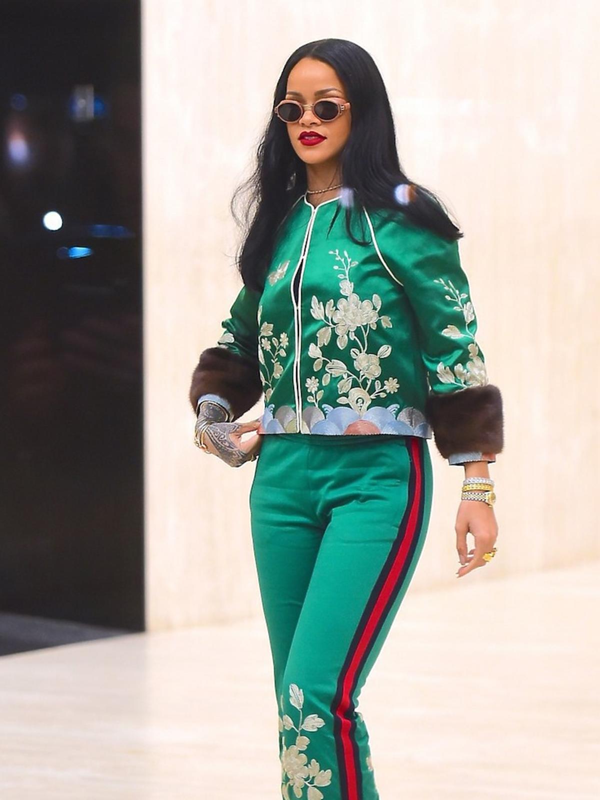 Rihanna w zielonym kombinezonie w haftowane kwiaty