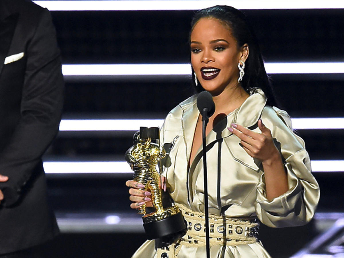 Rihanna w złotej kreacji