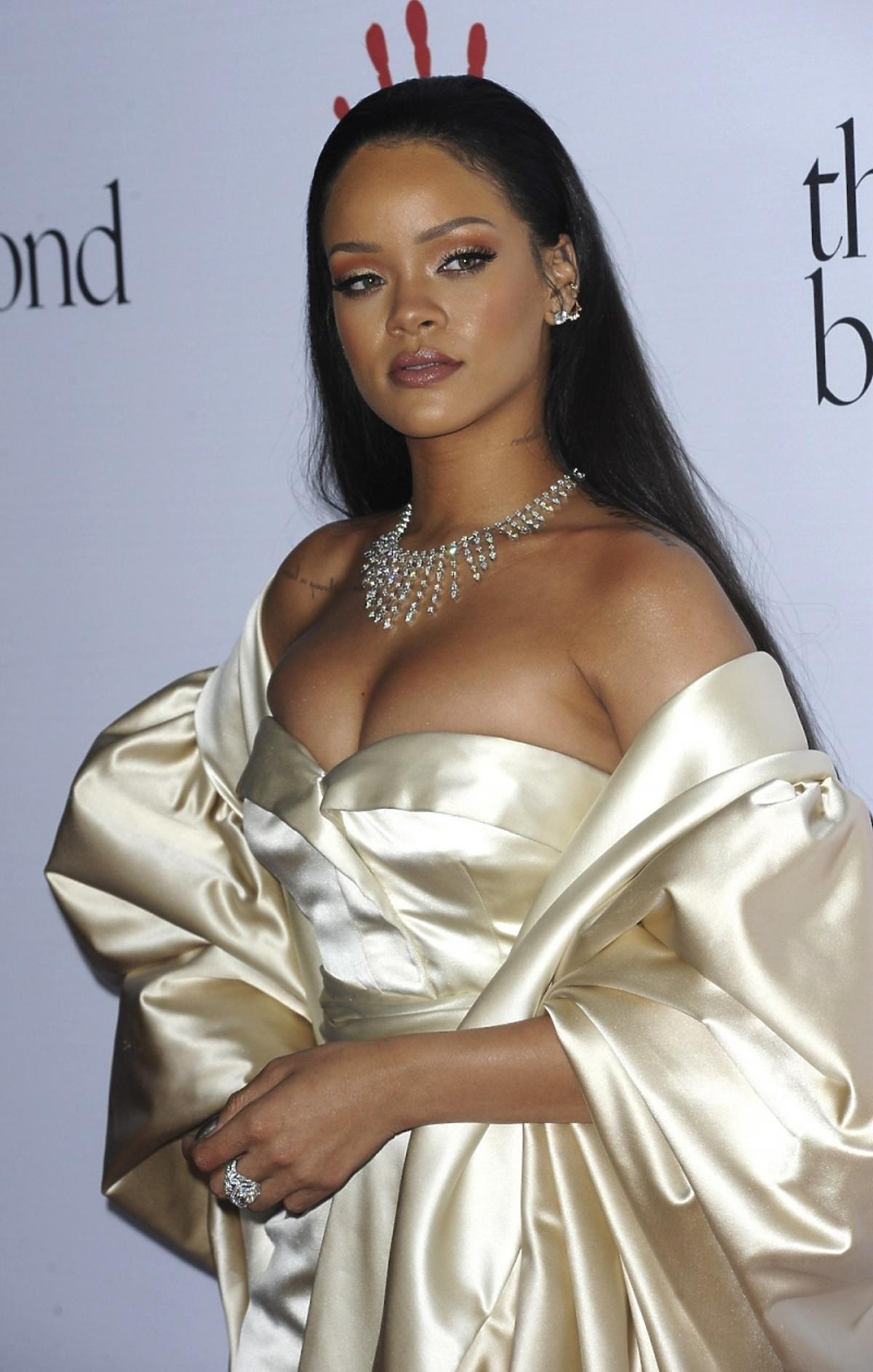 Rihanna w złotej sukience