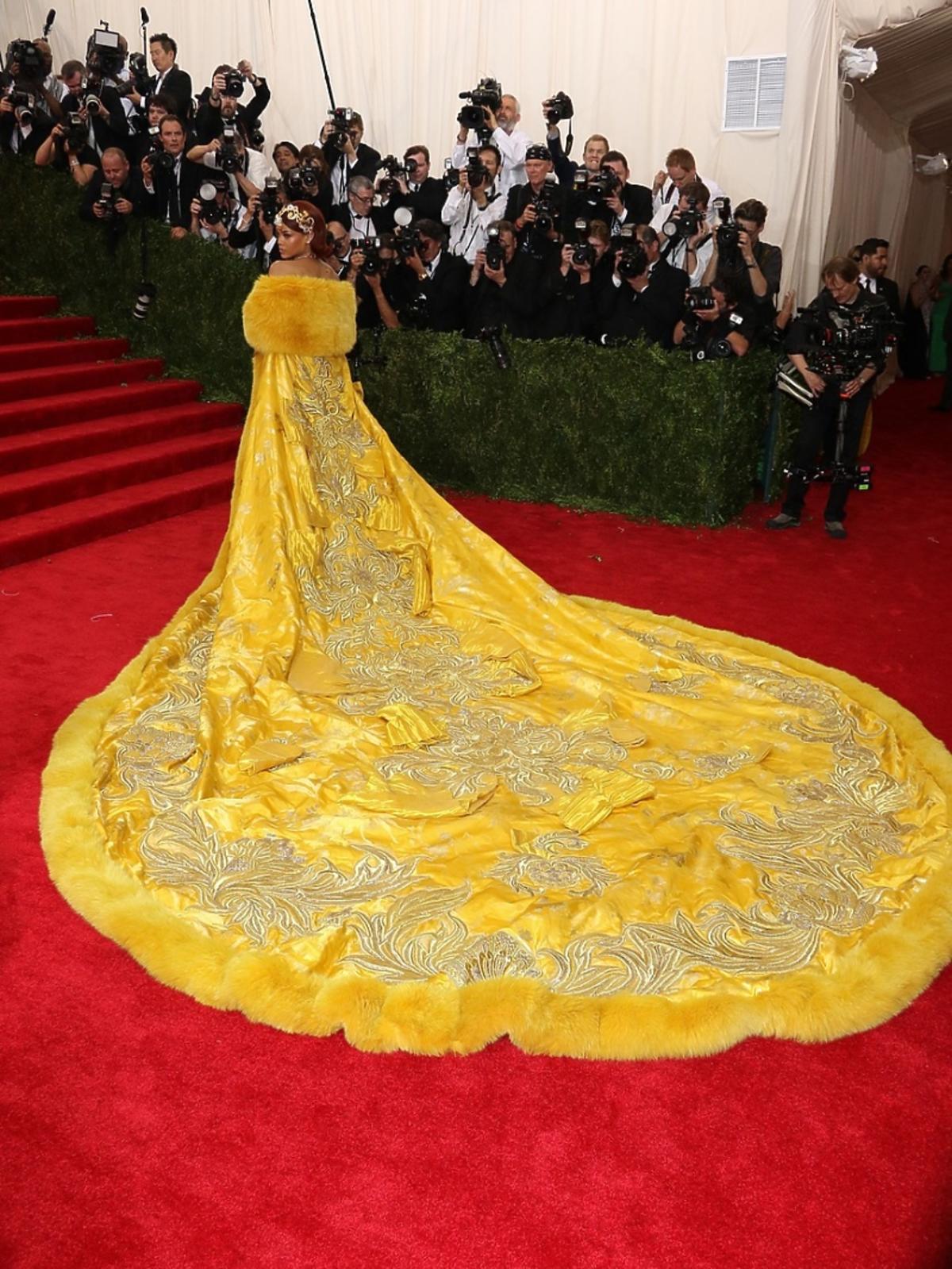 Rihanna w żółtej sukni z trenem