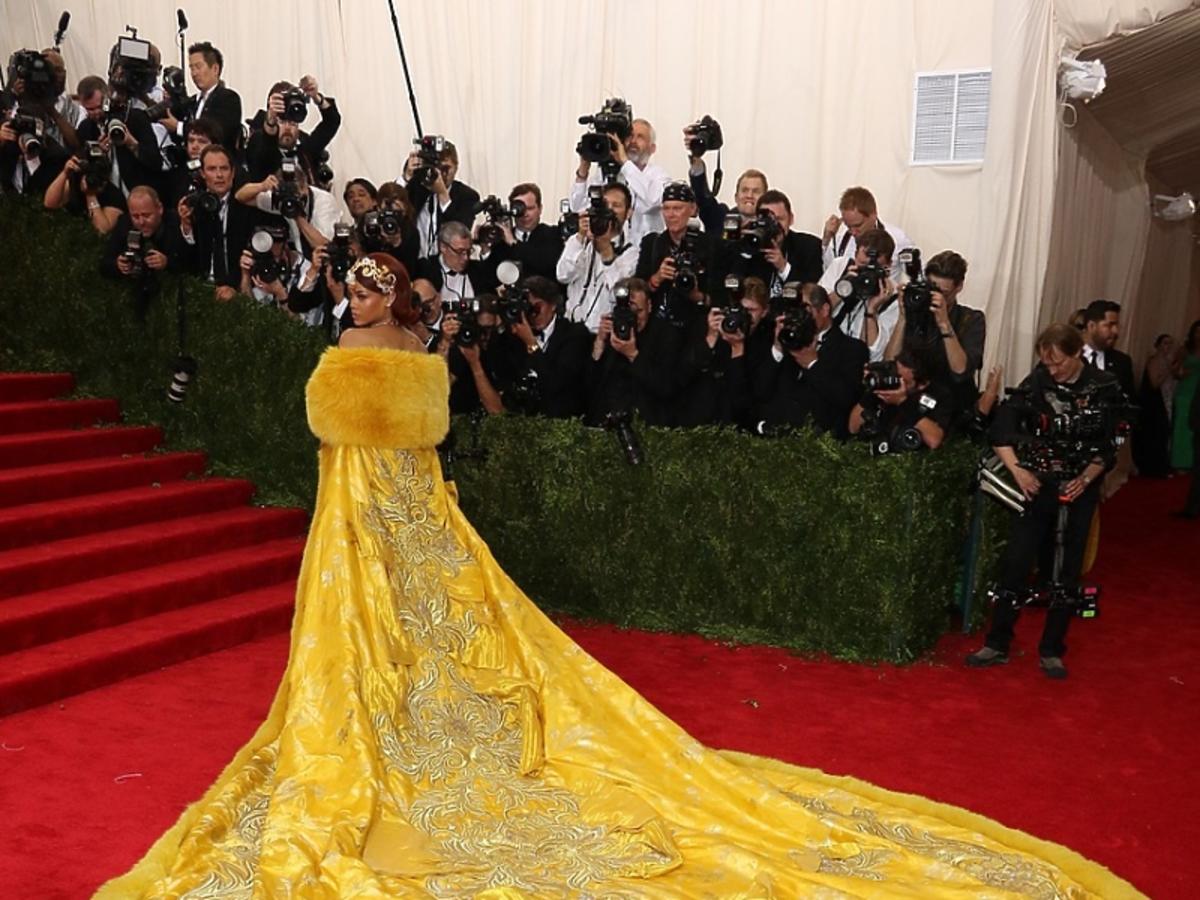 Rihanna w żółtej sukni z trenem