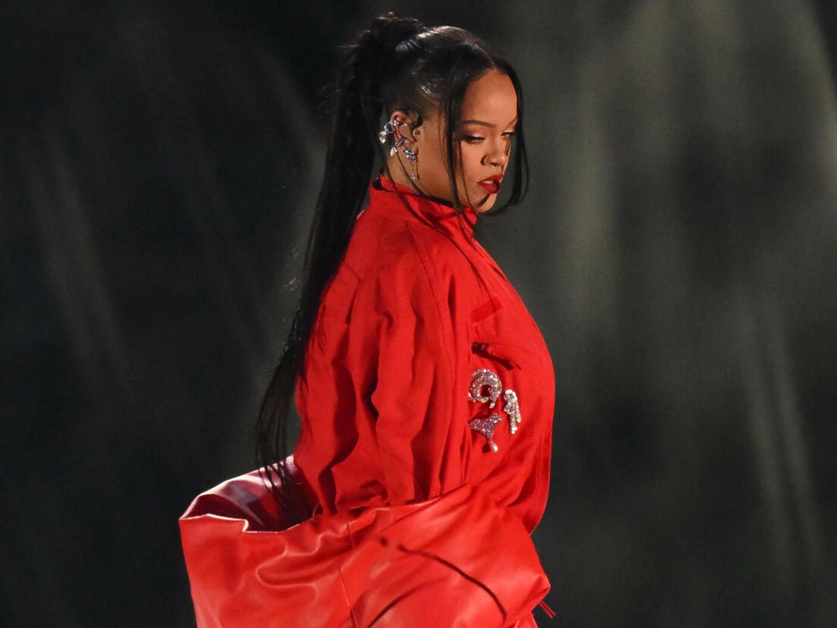 Rihanna z ciążowym brzuszkiem podczas Super Bowl 2023