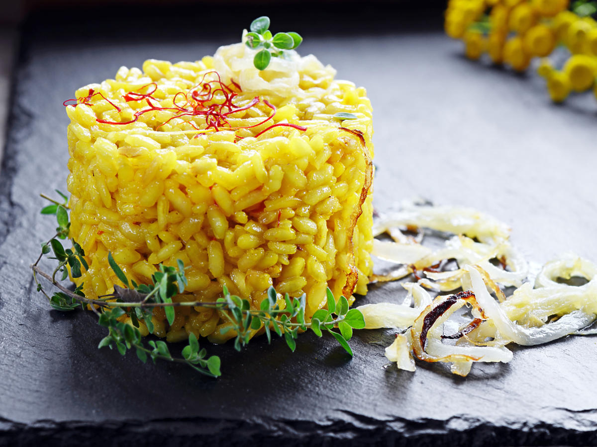 Risotto z szafranem podane na talerzu.
