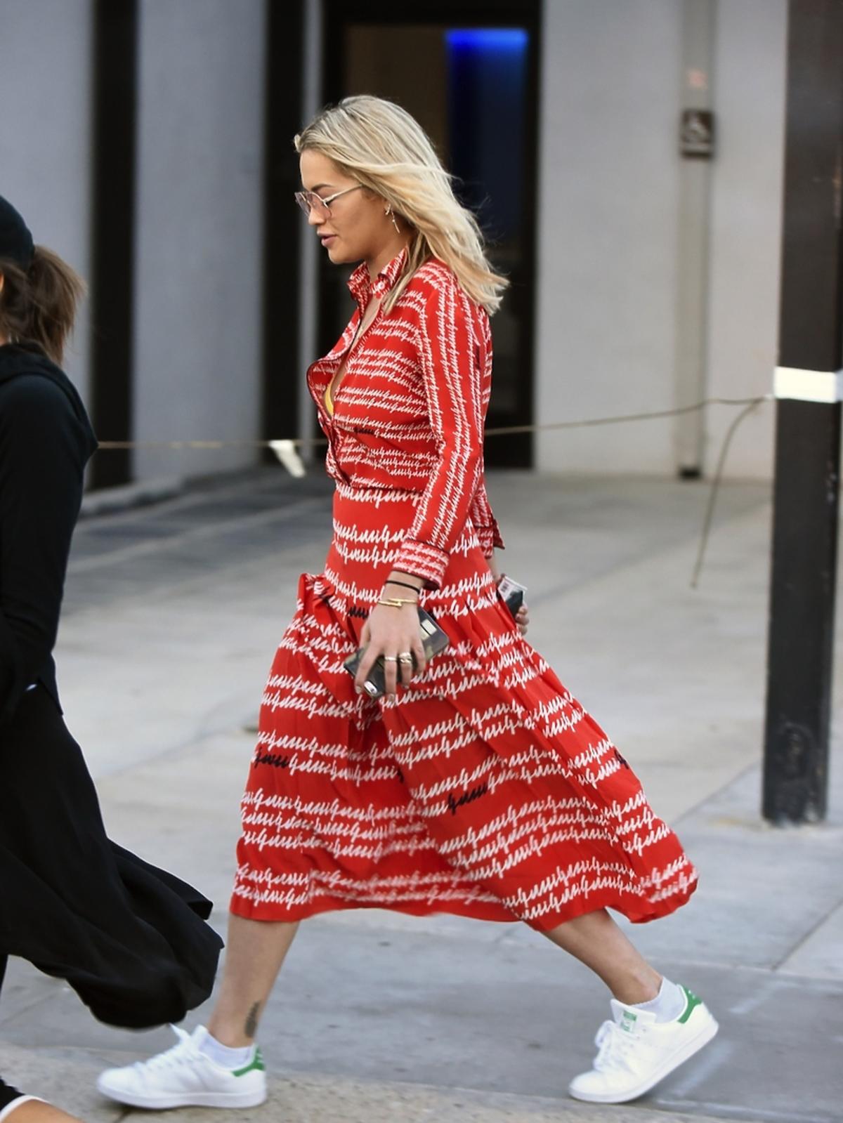 Rita Ora w czerwonej sukience i białych adidasach