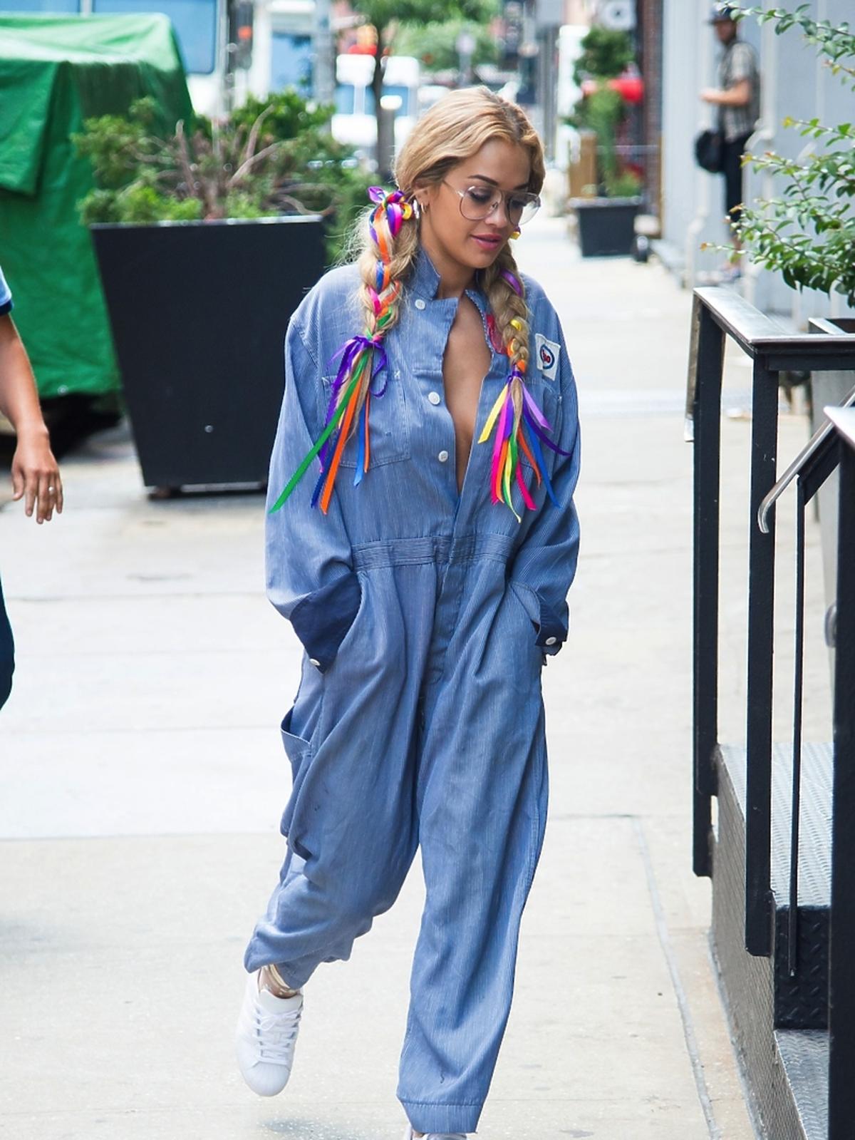 Rita Ora w dżinsowym kombinezonie i warkoczach