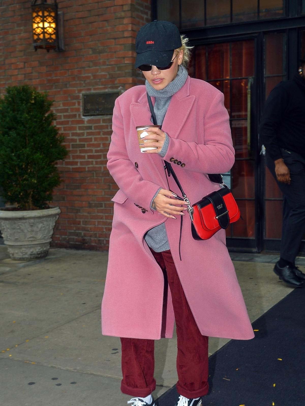 Rita Ora z torebka Prada