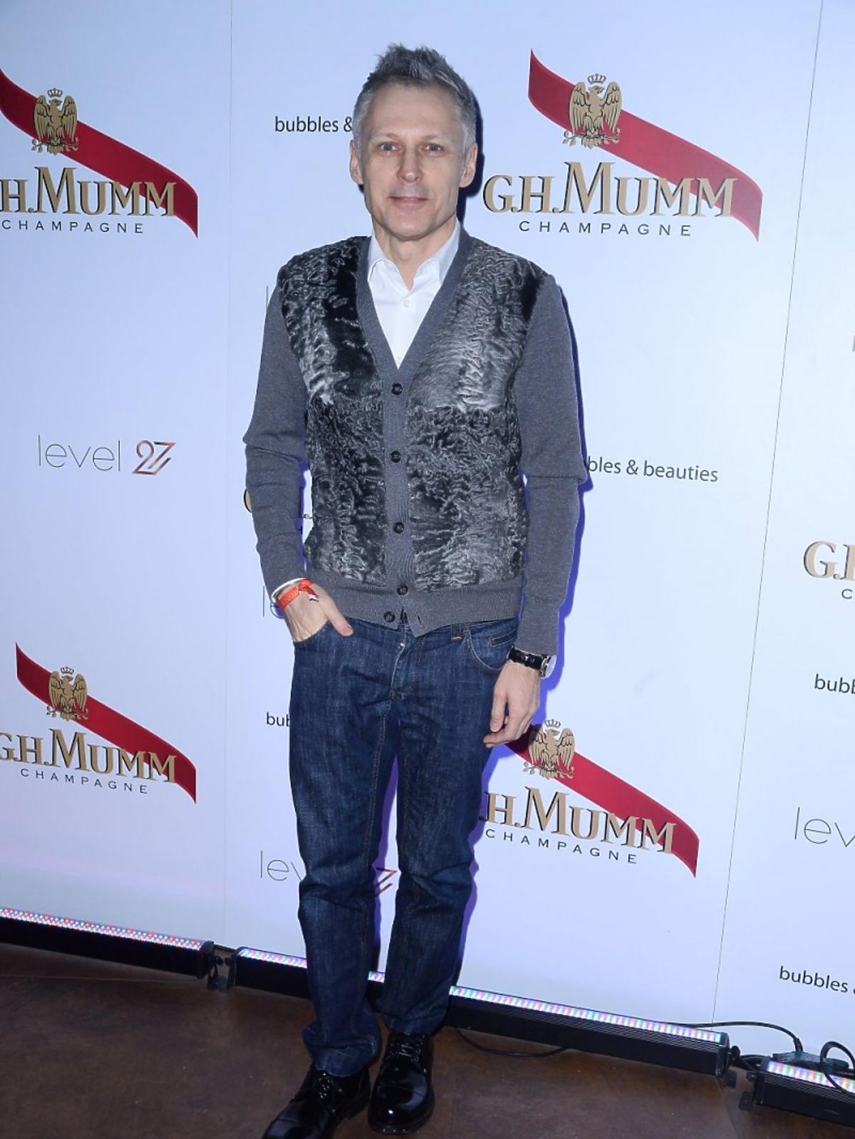 Rober Kozyra w dżinsach