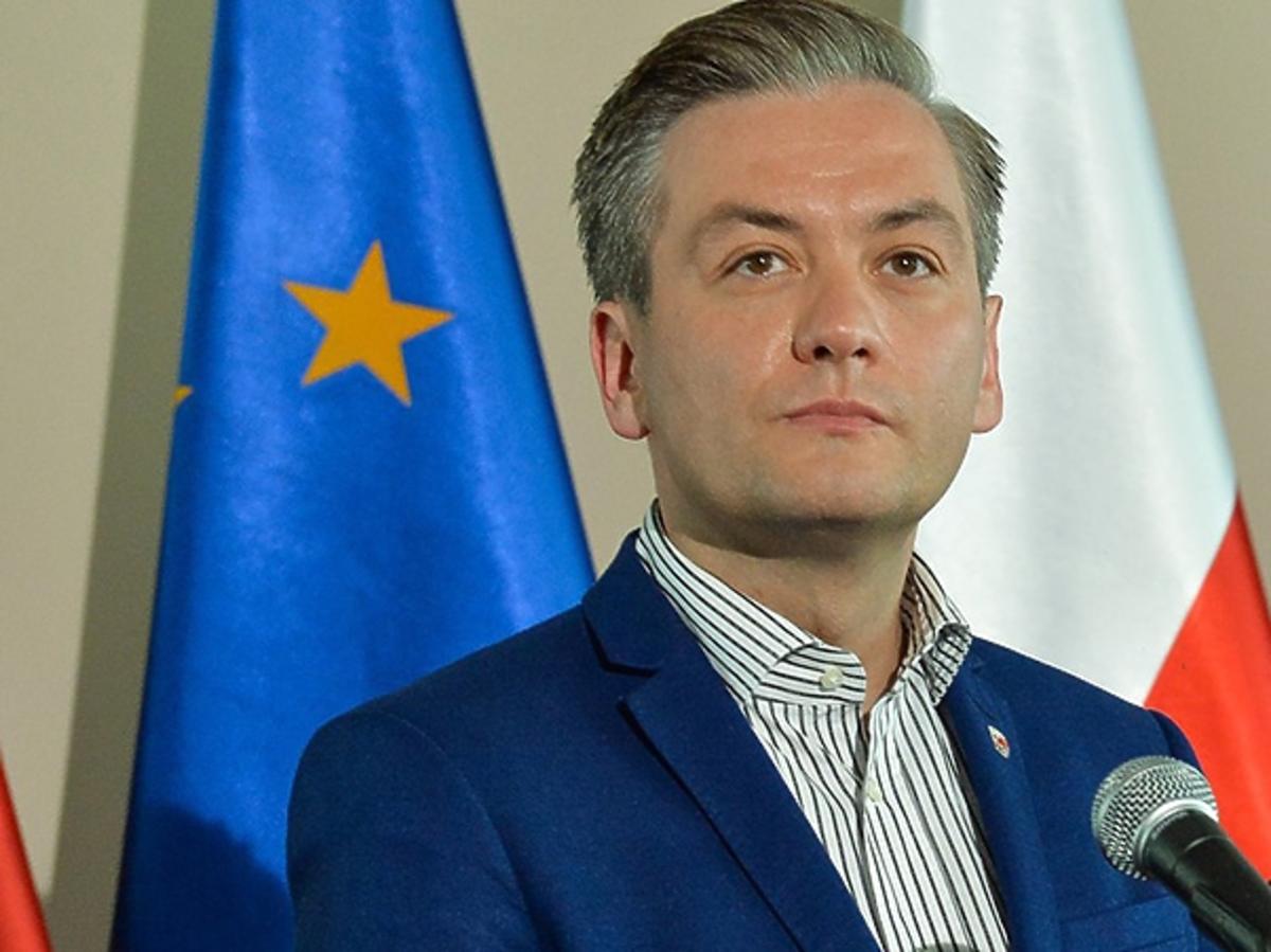 Robert Biedroń przemawia podczas konferencji prasowej