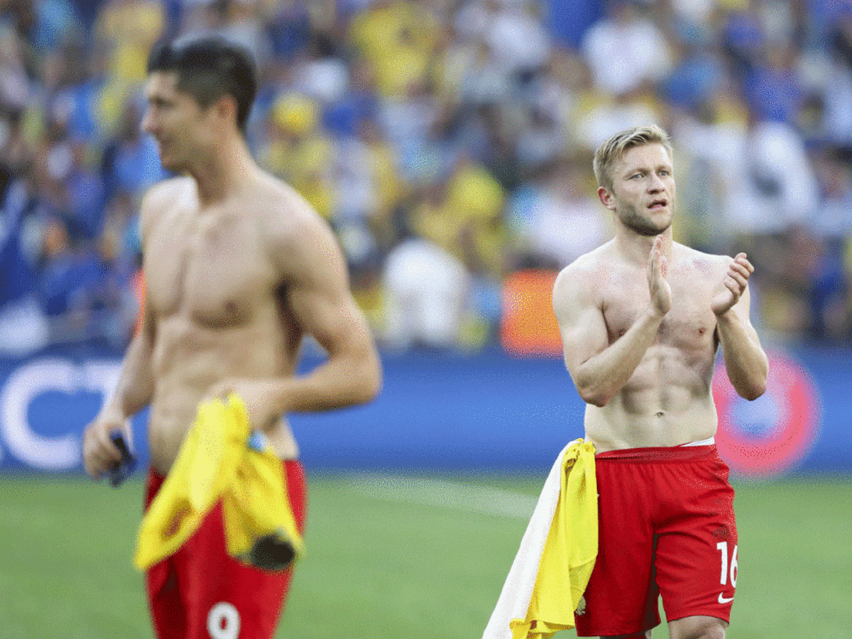 Robert Lewandowski bez koszulki
