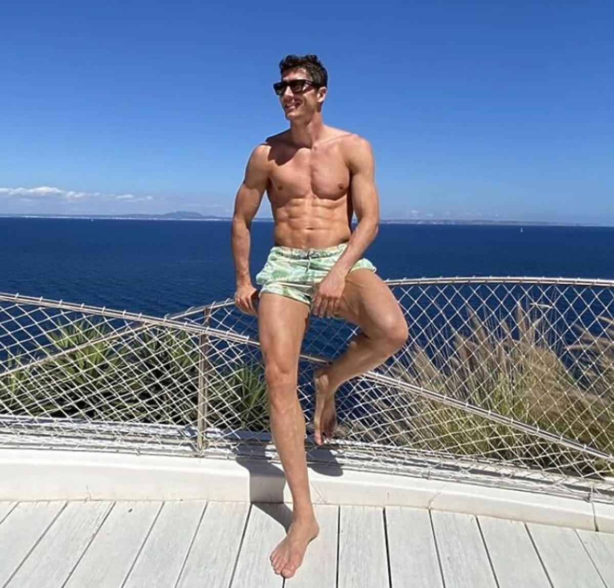 Robert Lewandowski bez koszulki 