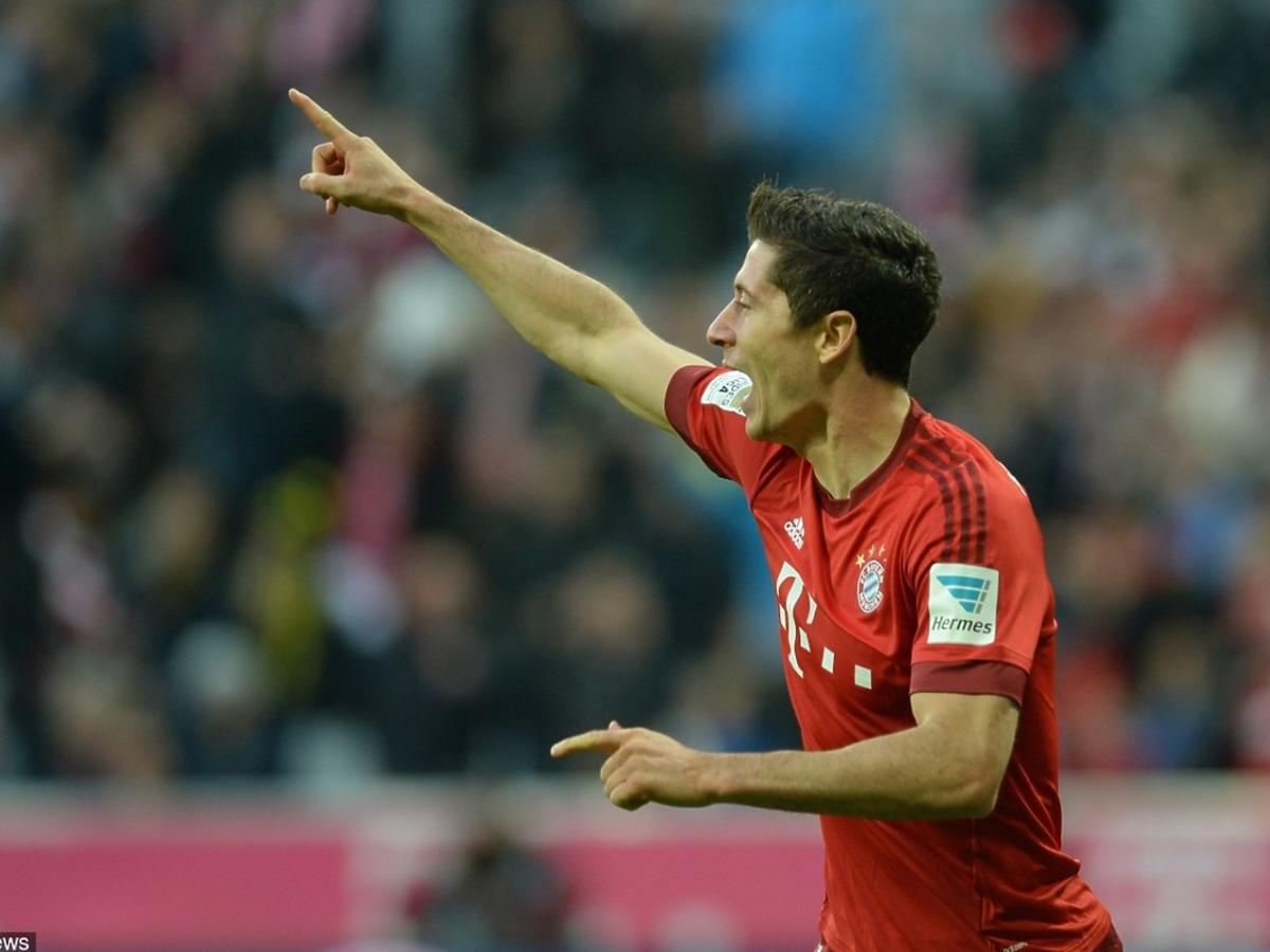 Robert Lewandowski cieszy się po zdobytym golu