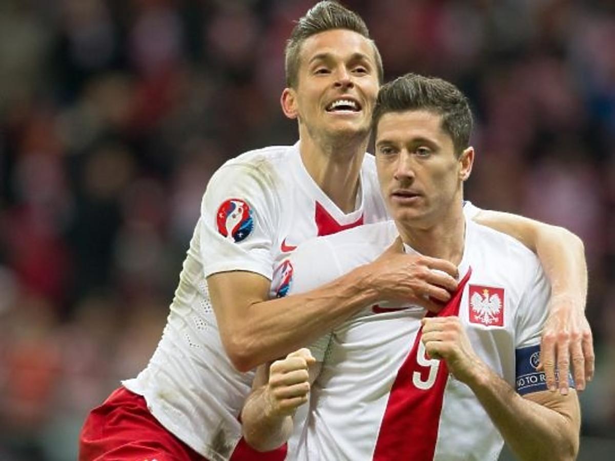 Robert Lewandowski cieszy się z gola