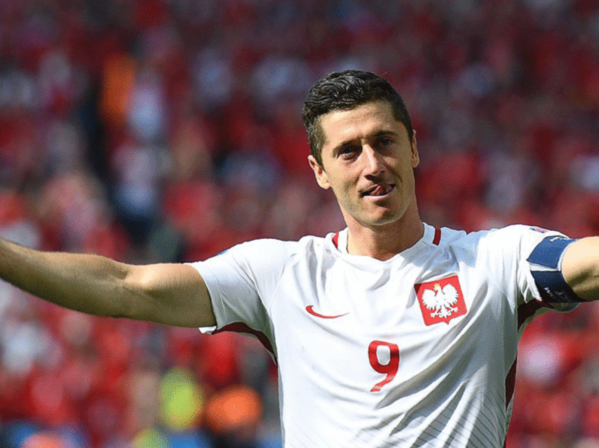 Robert Lewandowski cieszy się z gola na Euro