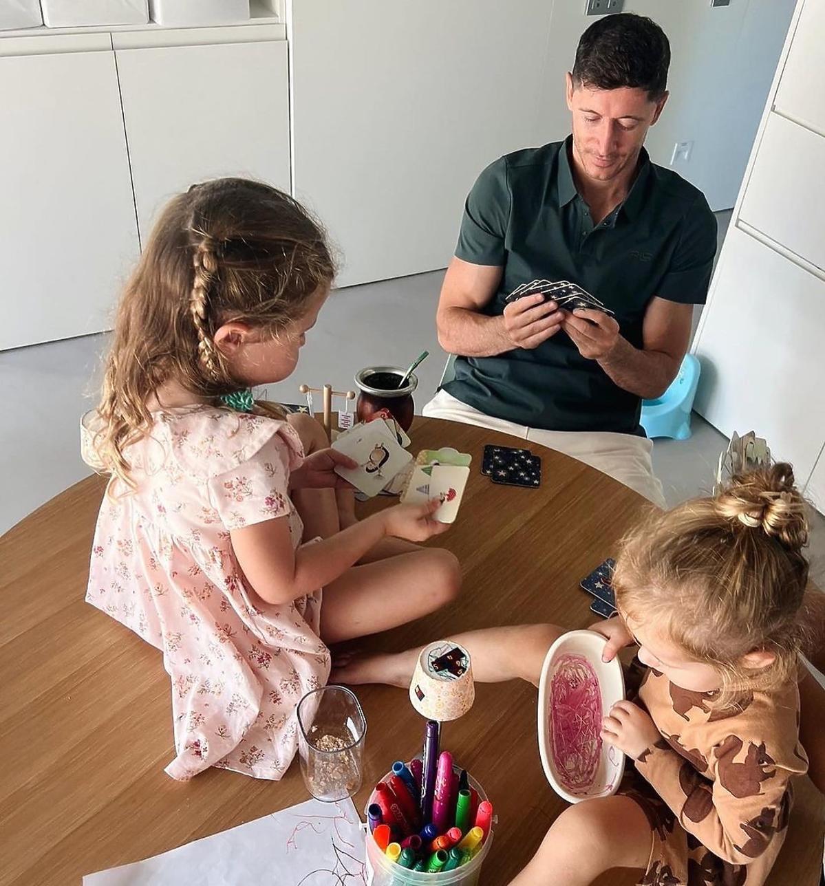 Robert Lewandowski gra w karty z córkami