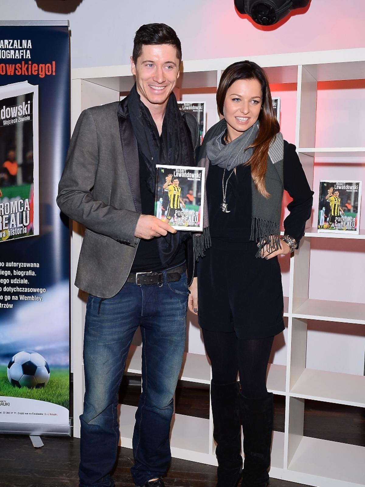 Robert Lewandowski i Anna Lewandowska na promocji książki w Empiku