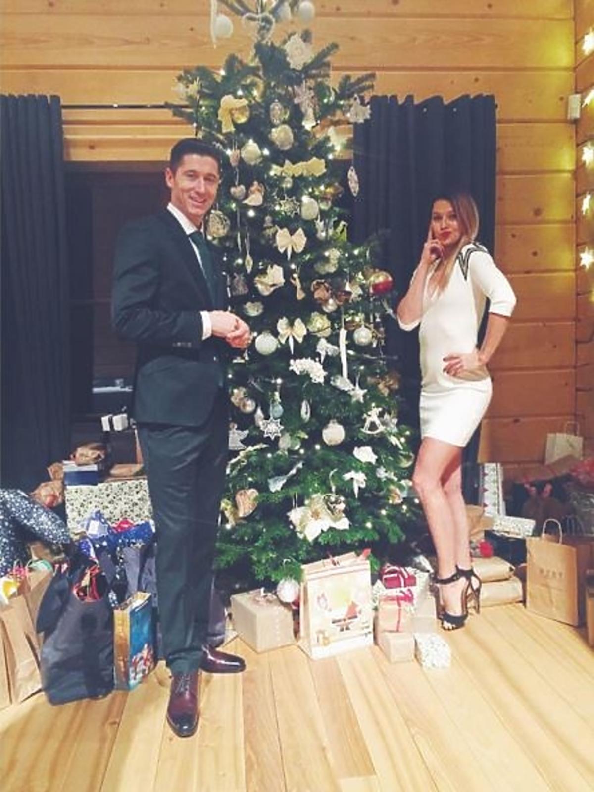 Robert Lewandowski i Anna Lewandowska pod choinką