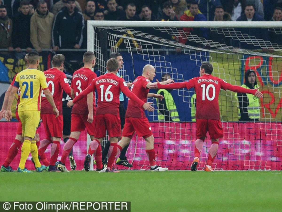 Robert Lewandowski leży na murawie podczas meczu z Rumunią