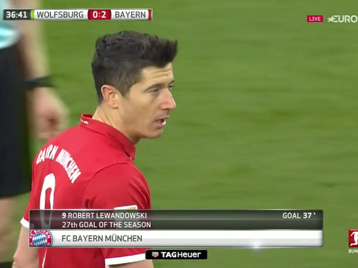 Robert Lewandowski podczas meczu VfL Wolfsburg - Bayern Monachium cieszy się z gola
