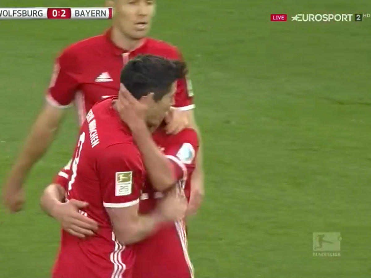 Robert Lewandowski podczas meczu VfL Wolfsburg - Bayern Monachium strzela gola
