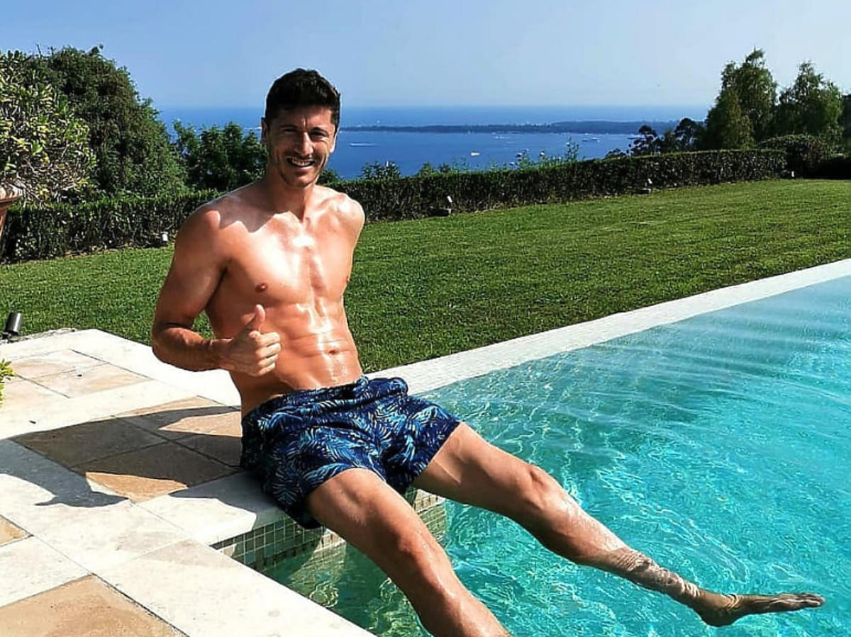Robert Lewandowski relaksuje się bez koszulki nad basenem