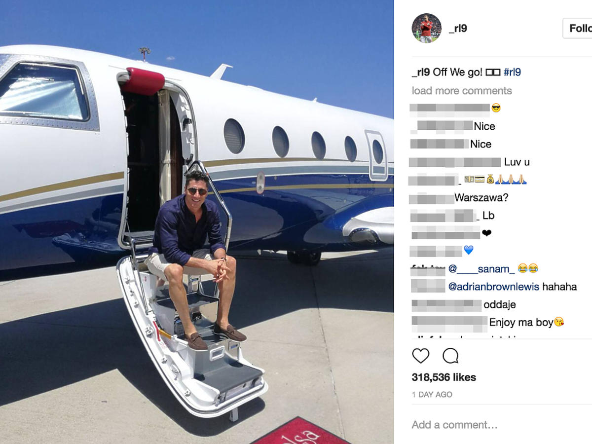 Robert Lewandowski siedzi na schodach prywatnego samolotu