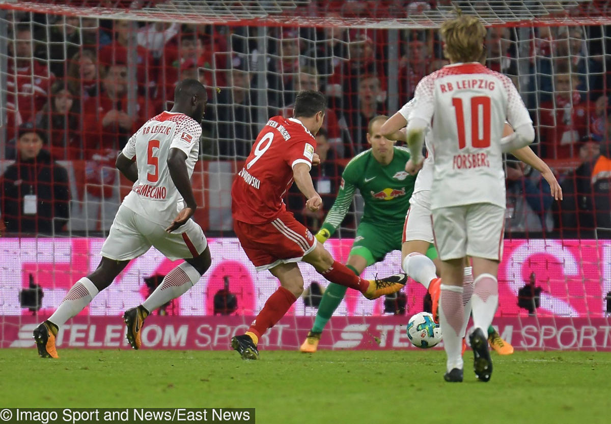 Robert Lewandowski strzela w meczu Bayern RB Lipsk