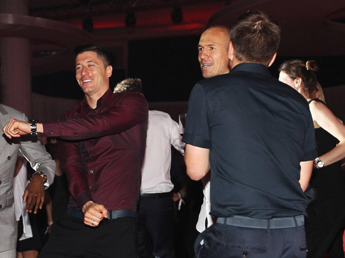 Robert Lewandowski tańczy na imprezie