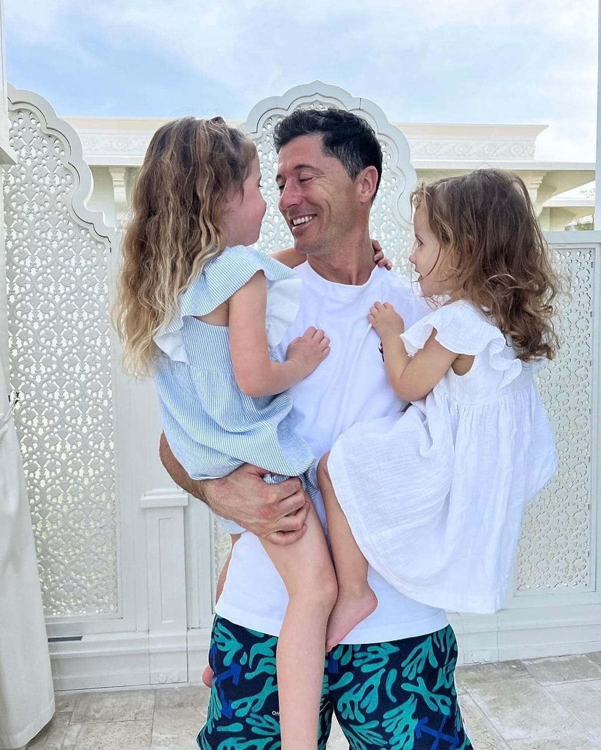 Robert Lewandowski trzyma córki na rekach