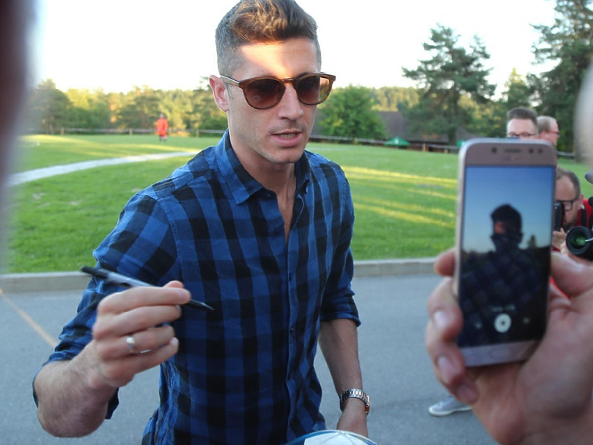 Robert Lewandowski w Arłamowie rozdaje autografy