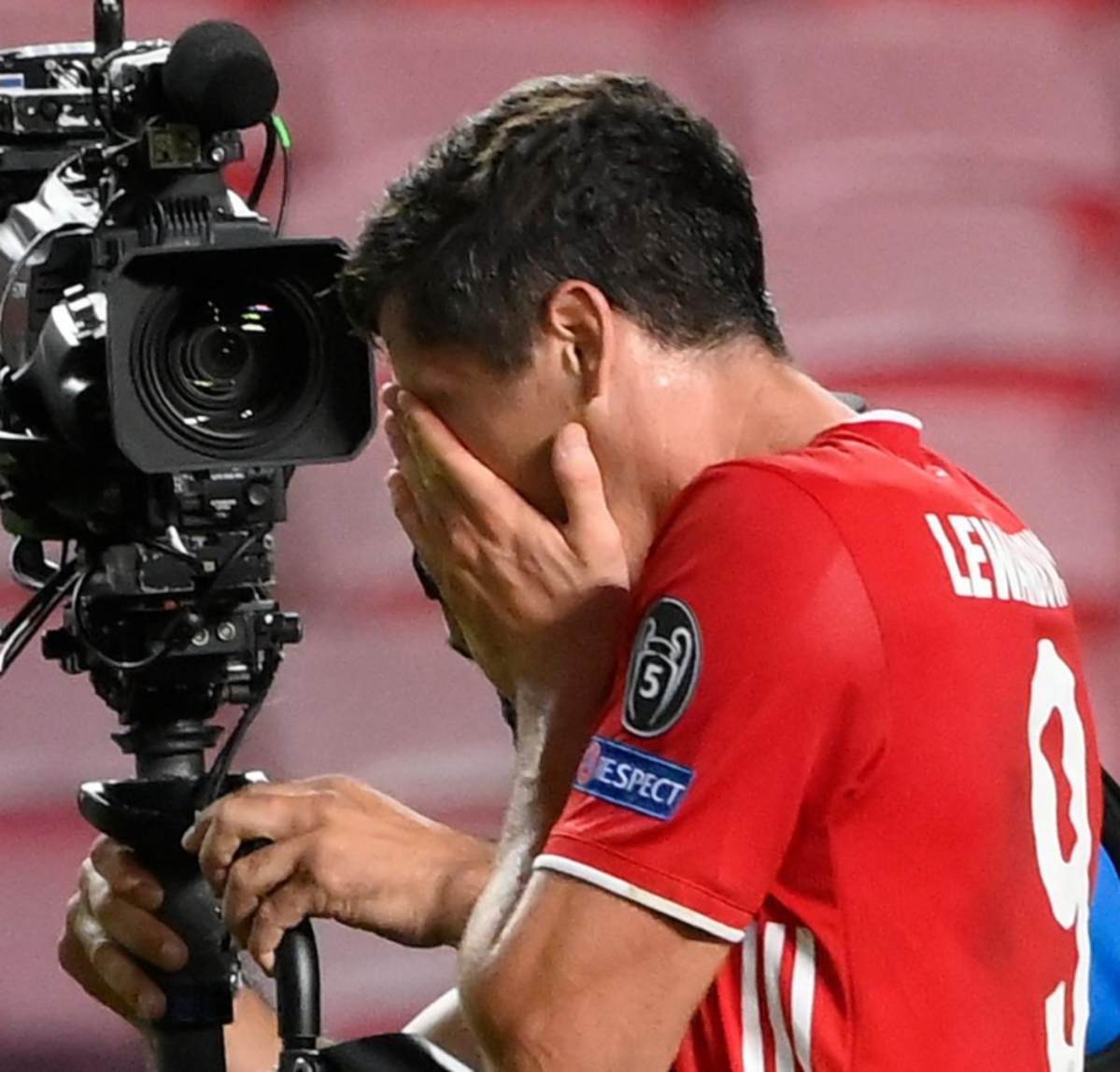 Robert Lewandowski w czerwonym stroju piłkarskim