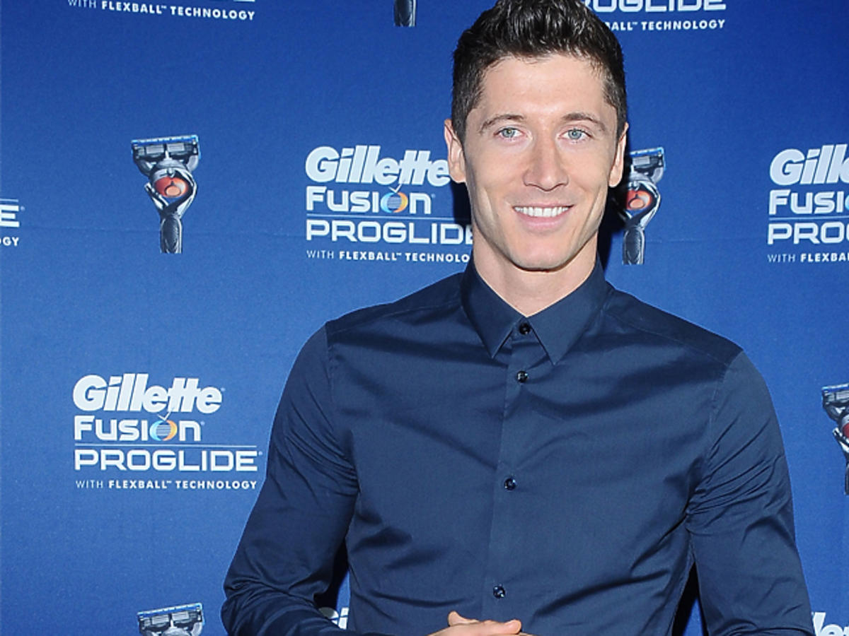 Robert Lewandowski w granatowej koszuli