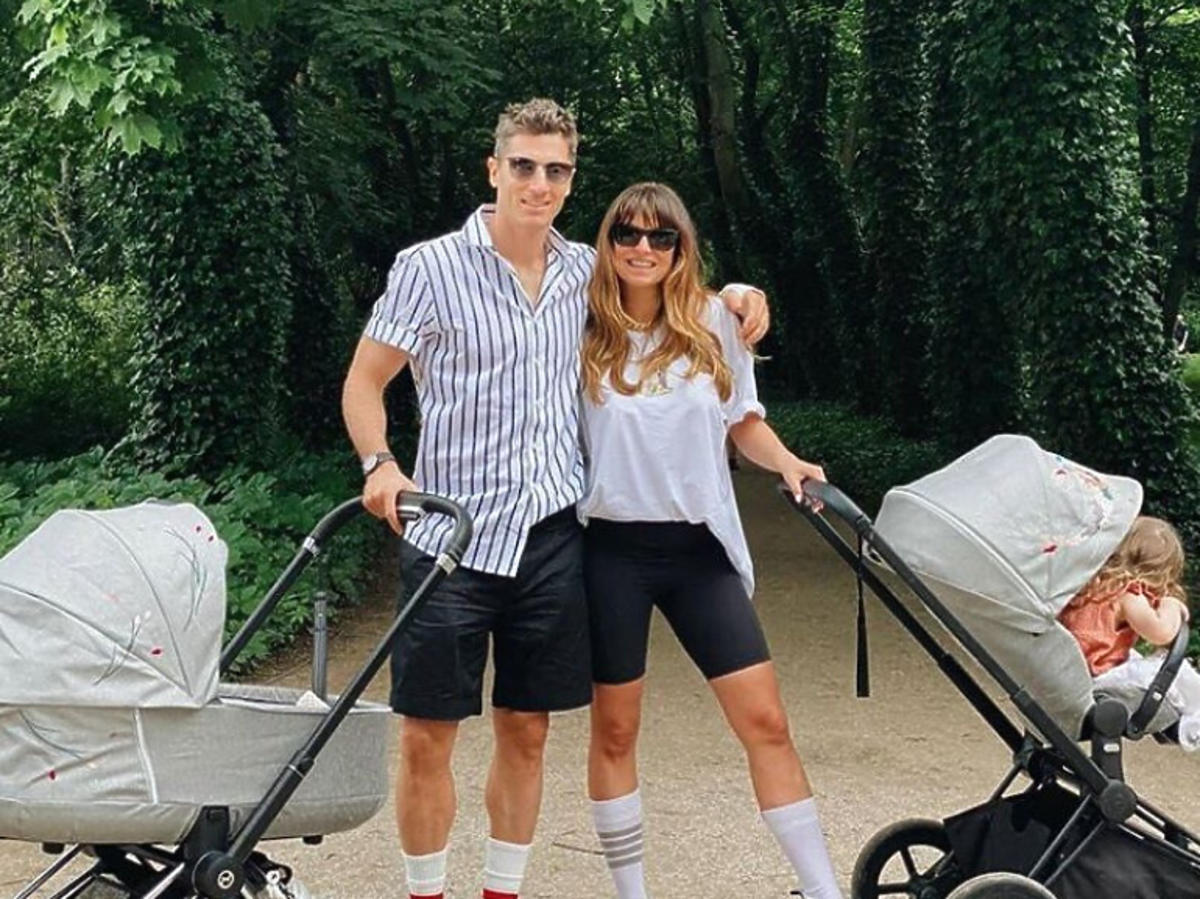 Robert Lewandowski w koszuli w paski