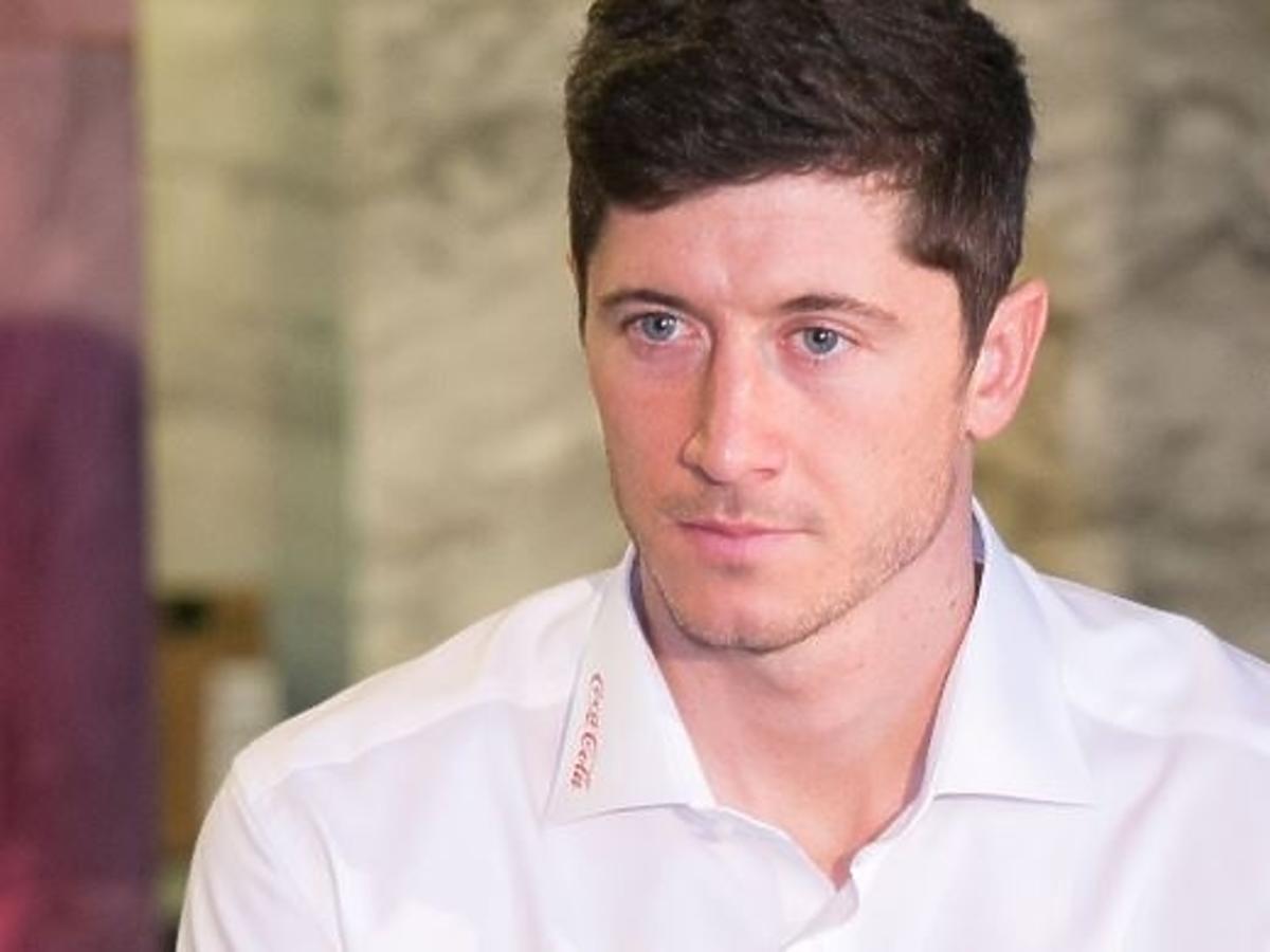 Robert Lewandowski w masce przed meczem
