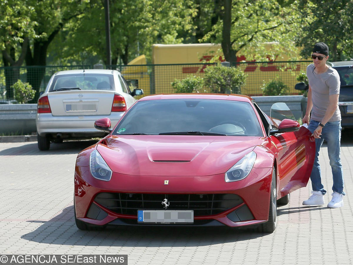 Robert Lewandowski wsiada do Ferrari