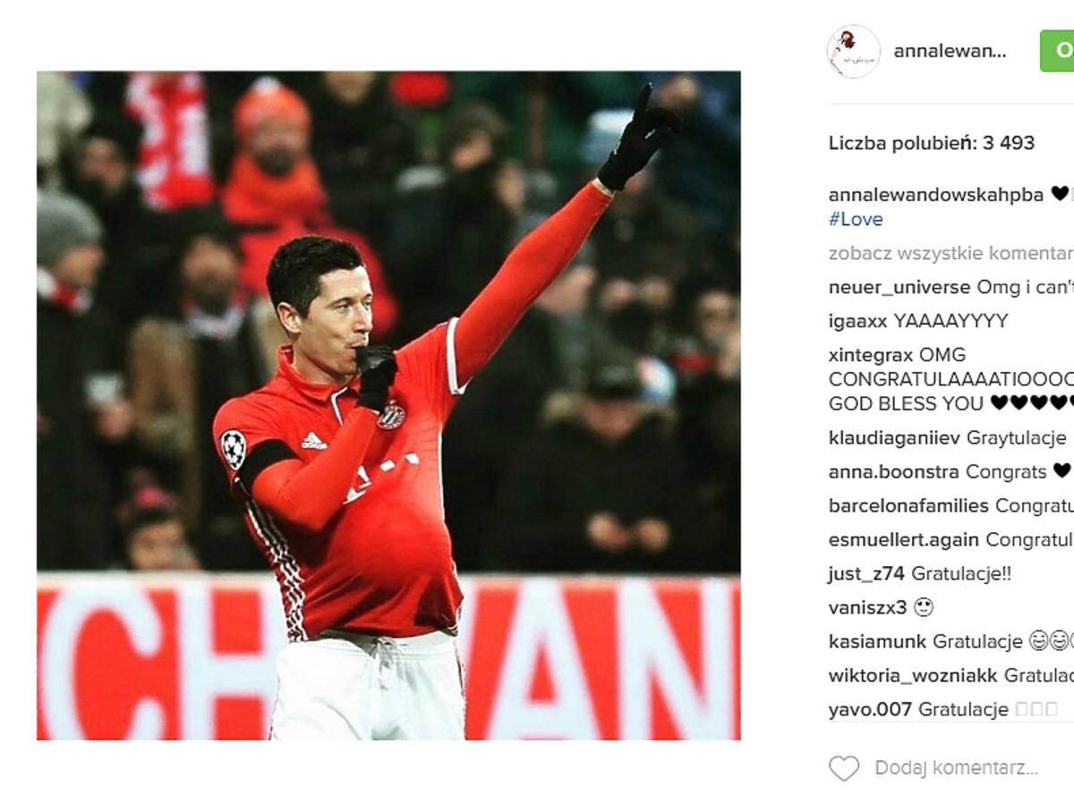 Robert Lewandowski z piłką pod koszulką