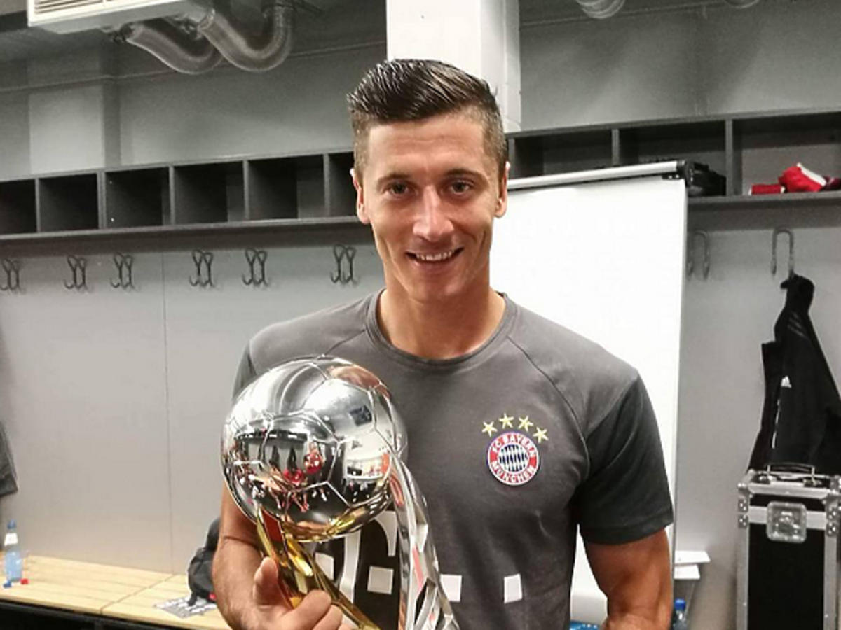 Robert Lewandowski z pucharem